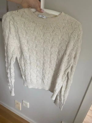 Vit stickad tröja med strukturmönster - Använd inga defekter! Pris kan dissekeras❣️❣️ hör av dig vid frågor eller annat!!