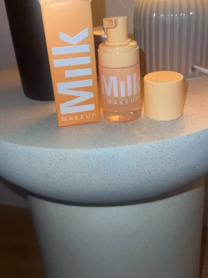 Milk Makeup primer  - Primer från Milk Makeup i en snygg pumpflaska med persikofärgad plast och vit text. Kommer i originalförpackning i matchande färg. Perfekt för dig som vill ha en enkel och smidig applicering. Modern design och praktisk för necessären.