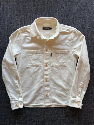 J.Lindberg overshirt  - Säljer nu denna sjukt snygga J.Lindeberg overshirten | st S ~ 170–180cm | passar perfekt nu till kyligare dagar! Sjukt snygg modell som är lätt att matcha med många outfits. Kan även gå ner lite i pris vid snabb affär🍁🫶