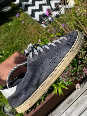 P448 mocka sneakers blå - Obs. Nypris: 2500kr.                           P448 sneakers i mörkblå mocka: Storlek 42.  Pris: 499. Skick: Relativt bra, avända.  Skriv vid frågor:)!         Mvh Axel