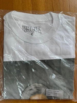 Vit Kylie X Calabasas t-shirt  - Vit Kylie Jenner X calabasas T-shirt i storlek S. Tröjan är helt oanvänd och ligger i sin original påse - inte ens testad.
