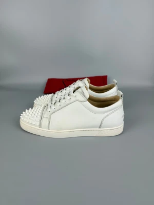 Christian Louboutin Louis Junior Spikes Sneaker | 42 - Vita sneakers i läder, mycket fint skick. Dustbag ingår.