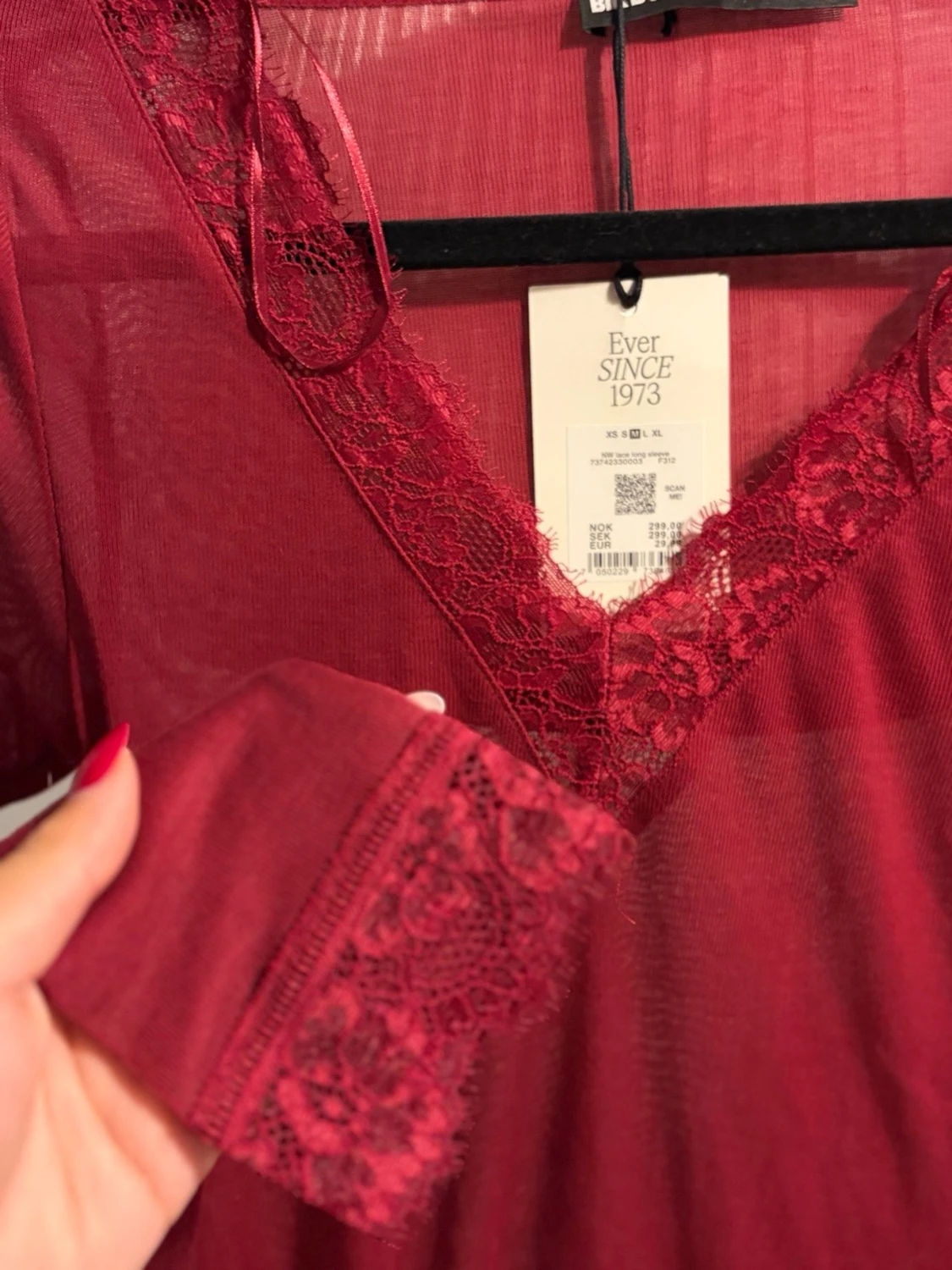 Vinröd mesh topp med spetsdetaljer - 1