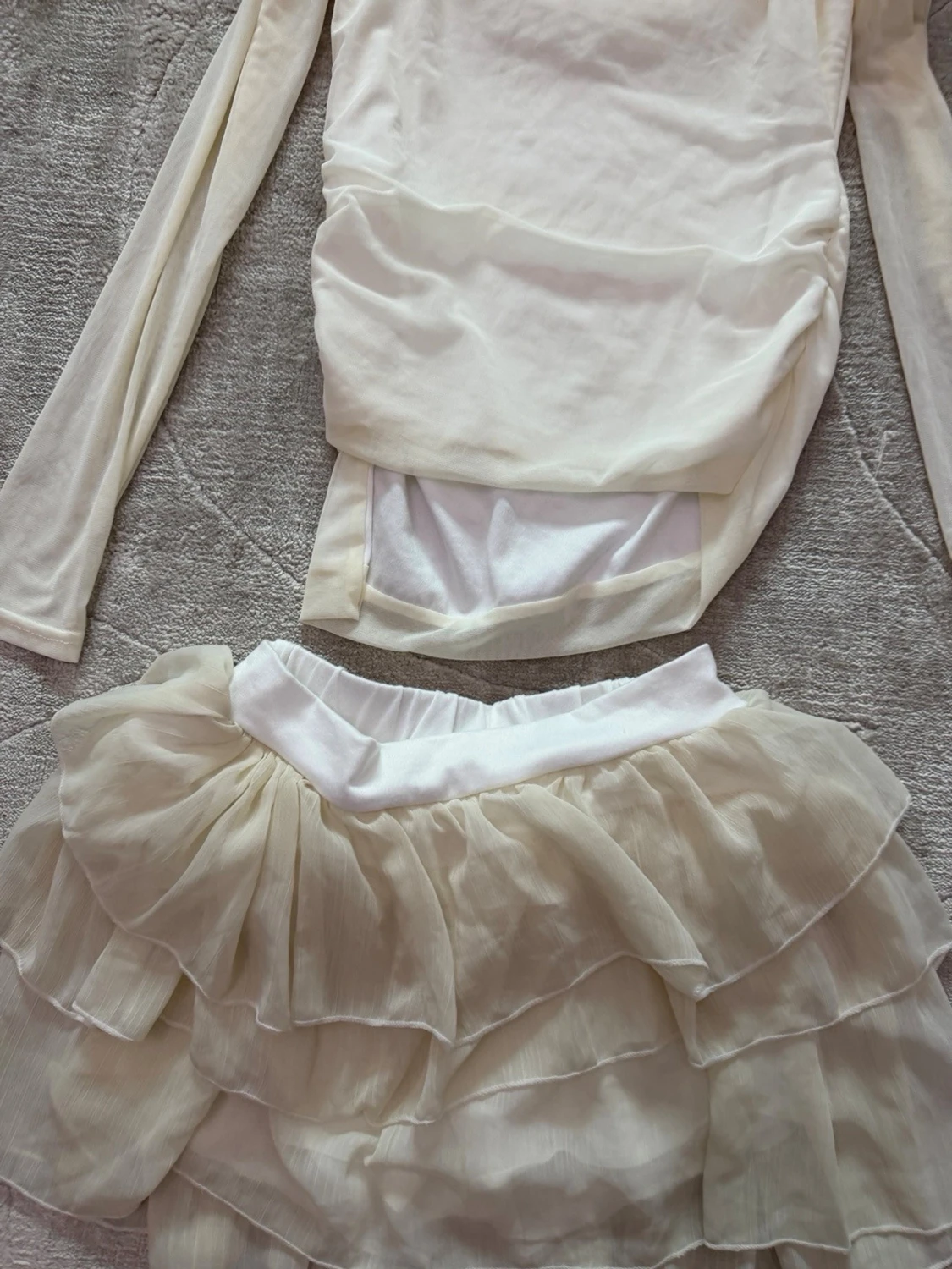 Off shoulder cremefärgad volangklänning - 2