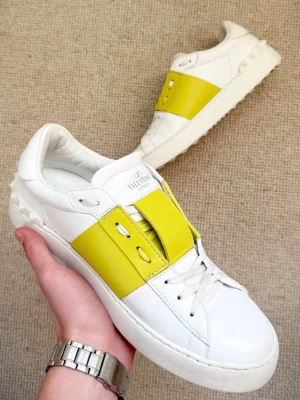 Valentino Garavani - Valentino Garavani Rockstud i vit och gul rand. Storlek 41. Perfekta för dig som vill sticka ut med en exklusiv touch. Skriv gärna ifall du har några frågor, är öppen till att sänka priset