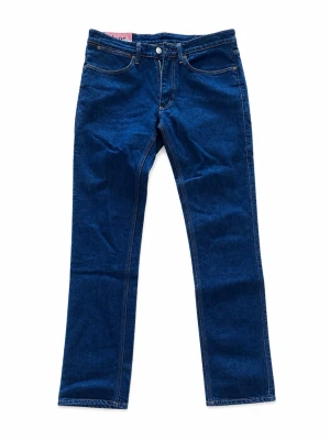Acne Studios Blå Konst Max Indigo Jeans – W32/L32 - Acne Studios Blå Konst Max Indigo jeans i W32/L32. Klassisk mörk indigo denim med rak/slim silhuett och kontrastsömmar. Tillverkade i Italien i 98% bomull och 2% elastan. Modell 30O176-172. Snygg klassisk Acne/Scandi-look och mycket användbar storlek. Fint begagnat skick enligt bilder. Mått skickas gärna. Bud välkomnas & snabb frakt 📦