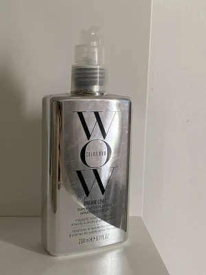 Color Wow Dream Coat hårspray - Det är hälften kvar! Color Wow Dream Coat Supernatural Spray är en silvrig sprayflaska på 200 ml som används för att ge håret glans och skydd mot fukt. Flaskan har en modern, spegelblank finish och svart text. Perfekt för dig som vill ha frizzfritt och slätt hår.