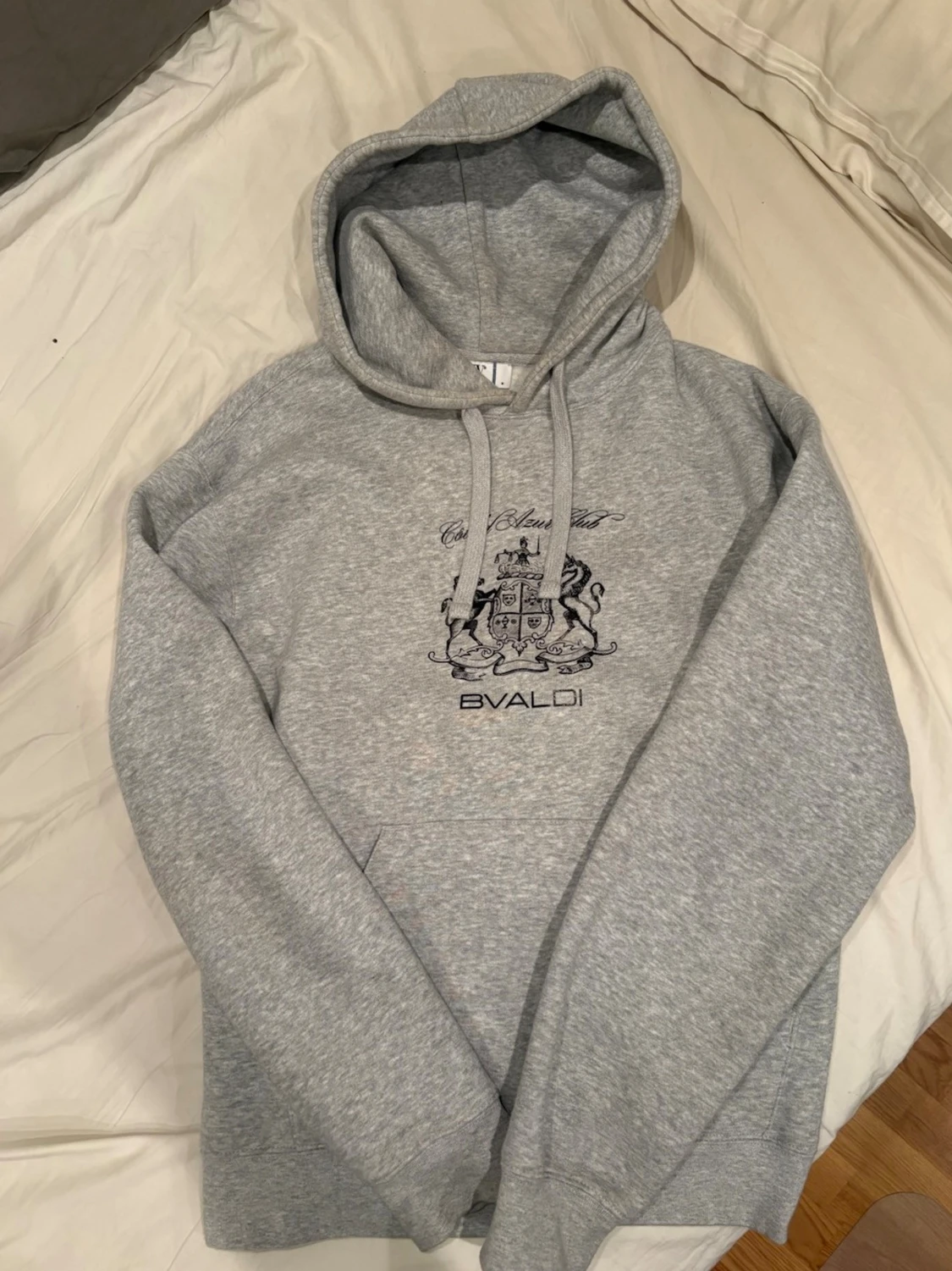 Grå hoodie från Bvaldi - 1