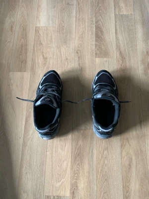 Asics gel nyc svarta  - Snygga Asics gel nyc. Dem har en defekt som knappt syns när man har på sig dem 