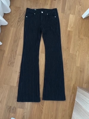 Populära jeans från hm - Snygga jeans från hm som är mörkblåa med silvriga ränder ❤️endast prövade men satt lite för tajta