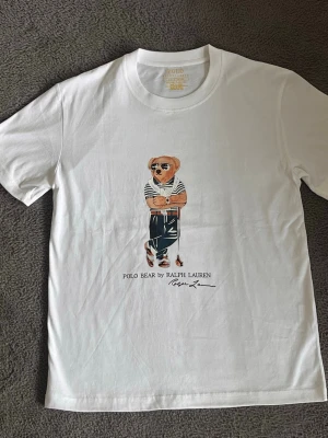 POLO RLPH TEE VIT - VIT POLO TSHIRT HELT NY OANVÄND ✅ DEN ÄR SLIMFIT ✅ JÄTTE SKÖNT MATERIAL OCH VÄLDIGT BRA TRYCK PÅ T-SHIRTEN ✅ 