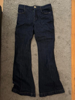 Mörkblåa populära jeans - Helt nya jeans från Zara i storlek 36, perfekt skick samt slutsålda på hemsidan och svåra att få tag på 🙌🏼 tryck gärna på köp nu ☺️