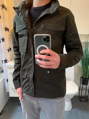 Field jacket  - Säljer denna riktigt snygga field jacket i storlek S. Perfekt till hösten/ våren. 10/10 skick, helt ny. Nypris: 1700kr. Skriv vid frågor eller intresse