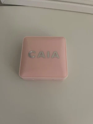 CAIA glow blush pink lemonade - Caia glow blush i färgen pink lemonade. Väldigt fint skick,använd få gånger så man fortfarande ser mönster av den. I en ljusrosa blush färg.