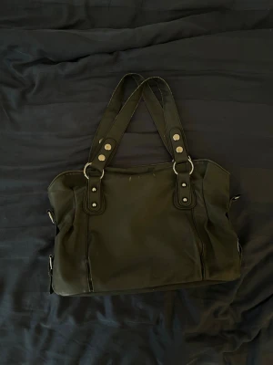 Svart hobo bag  - Snygg svart handväska i mjukt material med dubbla axelband och silverfärgade nitar. Använts i över ett år så därmed sliten! 35 x 25 cm 