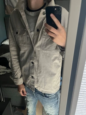 Beige overshirt - Snygg Overshirt i oanvänt skick. Bra pris hör av er vid frågor!