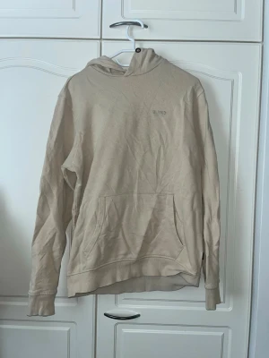 Huppari M - Miesten beige huppari. Kengurutasku edessä. Hupussa ollut nauhat, muttei enää tallessa. Koko M. Kaikai n 53cm, olkahelma n 66cm, kainalo-hihansuu n 55cm. Eläintalous MMM Katsothan myös muut ilmoitukseni Tarjoa 