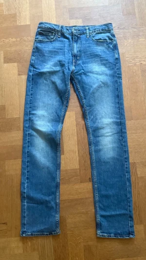 Levi 513 slim straight jeans - Snygga Levi jeans. Nästan lite grisch om du frågar mig. Bra skick sällan använda och passar på er som ser bra ut. Storlek: W33 L34