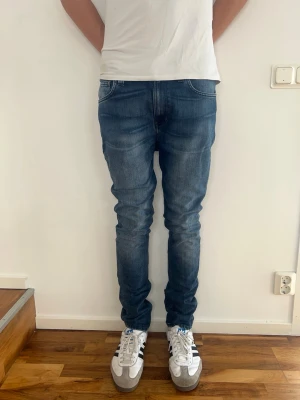 Nudie High Kai Jeans - Säljer just nu dessa feta Nudie Jeans🙌🏻Storlek: 33/34. Längd= 118  cm | Midja= 43 cm | Modell: High Kai | Skriv för fler frågor eller funderingar!Modellen är 190 cm och väger 75 kg!
