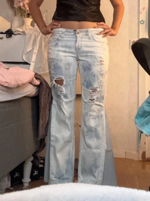 Ljusblå slitna bootcut jeans - Intresskontroll!! Vill sälja dom här Jensen inget fel med dom men kommer inte till andvänding kom Järna med pris förslag och om du vill ha fler bilder eller frågor kontakta bara 