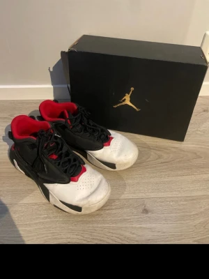 NIKE JORDAN MAX AURA 4 - Ett par riktigt feta basketskor för skönt pris köpta för 1500 som ni kan se på sista bilden mitt pris 700 och inga skador 