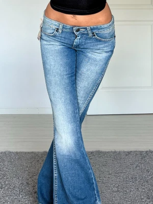 Wrangler jeans - Midjemått: 39cm rakt över, innerbenslängd: 72cm 💗 inga lappar