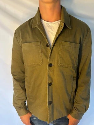 Overshirt/jacka - Säljer denna tvär feta jacka/Overshirt ifrån les deux perfekt inför hösten. Modellen är ca 180 cm lång och väger 73 kg. Tveka inte på att kontakta mig vid minsta fundering🙌