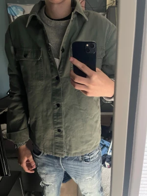 Overshirt grön - Riktigt fin Overshirt. Den är i oanvänt skick och är perfekt nu till hösten. Jag på bilden är 183cm lång. Hör av er vid frågor!