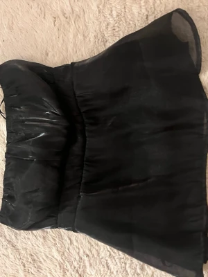 Svart topp - Super fin svart topp som jag sytt in vid bysten. Kommer inte till användning.🥰