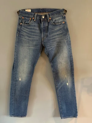 Levi's 501 - Levi’s jeans med fades||Skick 9/10||Storlek W28/L32||Modell 501||Skriv vid minsta intresse||