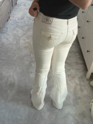 Vita True religion jeans  - Märke: True Religion  Storlek: W26 motsvarar XS-S  Färg: Vit/creme med brunbeiga remmar  Modell: Joey   Jeansen är aldrig använda mer än att de testats så är i nyskick. Säljer då de inte används. Tror inte de finns längre 🌸
