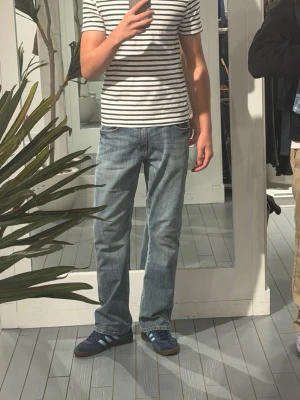 Wrangler retro relaxed bootcut - Storlek 30/32, köptes i Kanada för 2 månader sen så jätte bra ny skick. 0 defekter