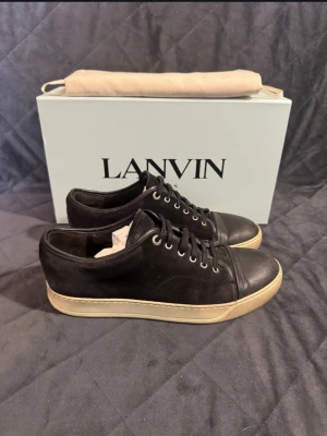 Lanvin - Säljer ett par lanvin cap toes i storlek 42. Skorna är i mycket bra skick, ungefär 8/10! Självklar ingår även dustbag! Kom gärna med frågor kring passform eller annat!  | Pris 1399 kr 🤗