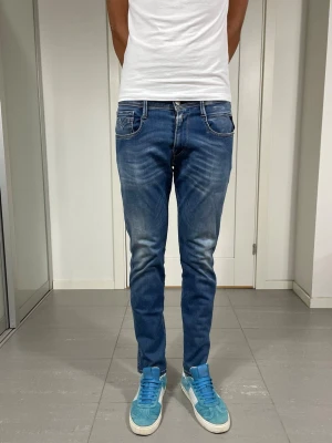Replay Anbass Hyperflex Jeans - Säljer dessa Replay Anbass Hyperflex jeans. W30 o L30 med mått ca 37,5-38 o 100 cm. Moddelen är 183 o väger 68 kg, skriv för fler bilder/frågor🙌🏼