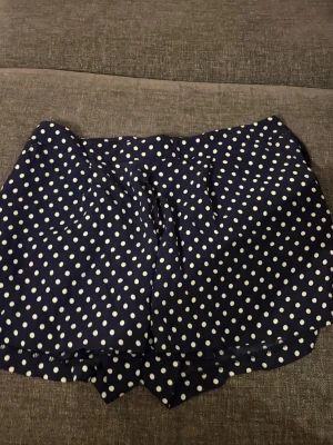 Zara prickiga shorts - Storlek M men passar S, jätte fina prickiga shorts från en äldre zara kollektion