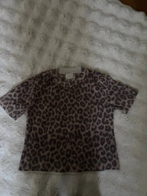 Leopardmönstrad topp - snygg kortärmad topp med leopardmönster från hm! 
