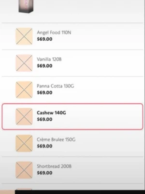 Foundation Cashew 140G mycket bra  - Flytande foundation i nyansen Cashew 140G. Kommer i en rektangulär glasflaska med svart lock. Ger en naturlig finish och passar dig som vill ha en varm, medium beige ton. Perfekt för att jämna ut hudtonen och skapa en fräsch bas.