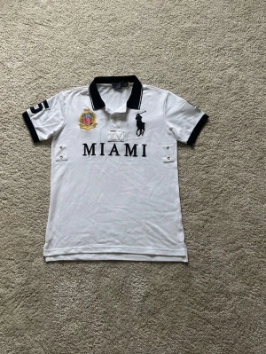 Vit Ralph Lauren Miami Big Pony Polo Piké Storlek S - Mycket fin RL Piké i vit färg. | Pikén är i mycket bra skick och sparsamt använda. |  Äkta som allt annat jag säljer! ✅ |  Storlek:S | Skick: Mycket Bra Skick | Färg: Vit | Märke: Ralph Lauren | Modell: Jeans |   Hör gärna av dig vid frågor så svarar jag så fort jag kan! 😁 |  (SKU - 273)