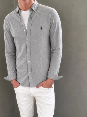 Grå skjorta från Ralph Lauren - Säljer denna Ralph Lauren-skjorta. Modellen är 183 cm lång och väger 76 kg. Skriv gärna för fler bilder eller mått!