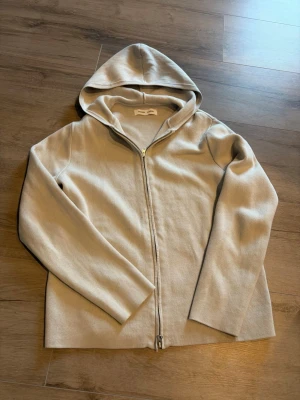 Samsøe zip hoodie - Sjukt unik samsøe zip hoodie knappt använt den men extremt fin beige färg me dragkedja, köpt för närmare 1.6 på samsøe i Göteborg. Storlek S men sitter mer som M därav inte kommit till användning knappt. Väldigt synd!