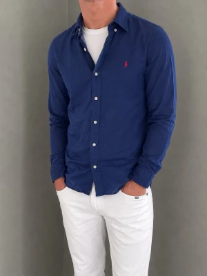 Marinblå skjorta från Ralph Lauren - Säljer denna Ralph Lauren-skjorta. Modellen är 183 cm lång och väger 76 kg, som ni ser lite liten. Skriv gärna för fler bilder eller mått!