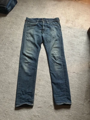 Edwin jeans  - Ett par klassiska blå jeans med raka ben och snygga slitningar på låren. Jeansen har fem fickor och normal midja. Perfekta för en avslappnad och trendig look. Materialet är denim i bomull.