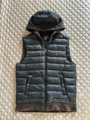 Polo Ralph Lauren väst - Säljer nu den efterfraktade Ralph Lauren dunvästen som är väldigt svår att få tag på! | Storlek S. | Fint skick, solblekt. | Sitter grymt. | Passar till alla årstider. | Släng iväg en signal vid funderingar så svarar jag snabbt. |