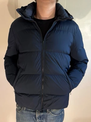 J.Lindeberg Jacka  - Storlek: L || Skick: Bra skick, dragkedjan är lite sönder, se bild 3. Går att laga, annars jättefint skick. || Nypris: Ca 3999kr || Liknande produkter på profilen 🎉