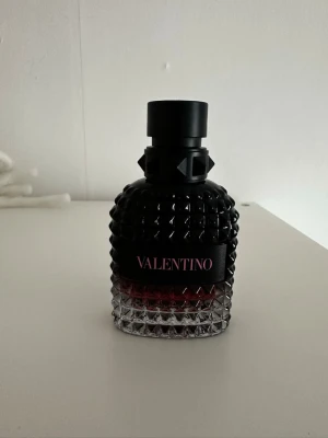 Valentino Born In Roma Intense parfym - Säljer en snygg parfym från Valentino som är Valentino Born In Roma Intense. 50 ML flaska och skulle säga ungefär 42-43 ML kvar i flaskan. Köptes för 800kr för några månader sen och säljs nu för 400kr. Kontakta mig om du har frågor.