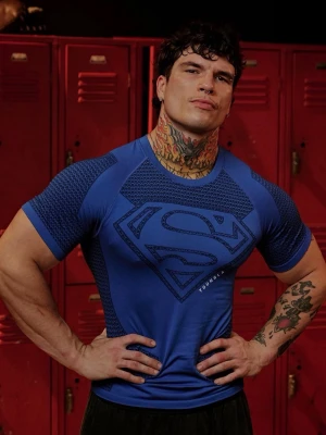 Blå sporttröja från YoungLA - Helt ny och oanvänd YoungLA x Superman Compression Tee 4117 i blått. Exklusiv collab med en tight, skulpterande compression fit som framhäver bröst, axlar och armar. Tillverkad i kraftigt och stretchigt jacquard-material med detaljerade paneler och den ikoniska Superman-loggan över bröstet. Premiumkänsla med unik design – perfekt för gymmet eller som samlarplagg.