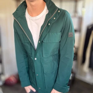 J.lindeberg field jacket - Mycket fint skick, som ny! Nypris ca 4000kr. Passar dig som är 180-190cm ungefär. Modellen är 185 cm, 75 kg. Alltid billigare pris vid köp av flera varor‼️🙌Svarar alltid på frågor eller funderingar!  