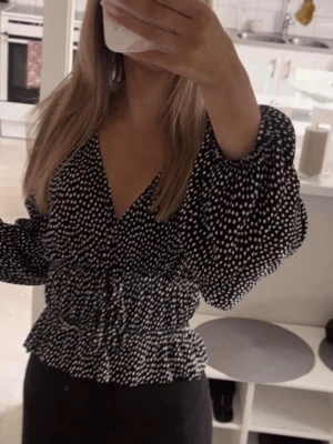 Prickig blus från Zara  - Jättefin prickig blus från Zara💓storlek S men har resår i midjan💓använd men har inga tecken på det! Skriv vid frågor eller för fler bilder!