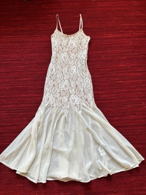 white flowy lace dress - En fin vit klänning med spets för events och fester, endast använd en gång, nästan nytt skick. En tråd som gått upp längst ned men syns knappt när man har klänningen på.   skriv gärna om du undrar något eller vill diskutera priset så löser vi det!! 