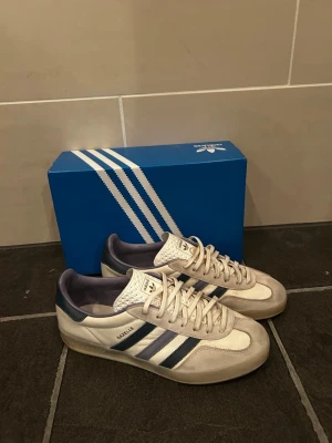 Adidas gazelle - Sköna adidas gazelle skor i ett bra skick. Finns fåtal tecken på användning. Storlek 44 men passar även 43. Nypris 1299 kr. Hör av er vid frågor.